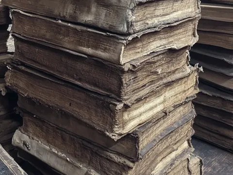 Libros antiguos apilados